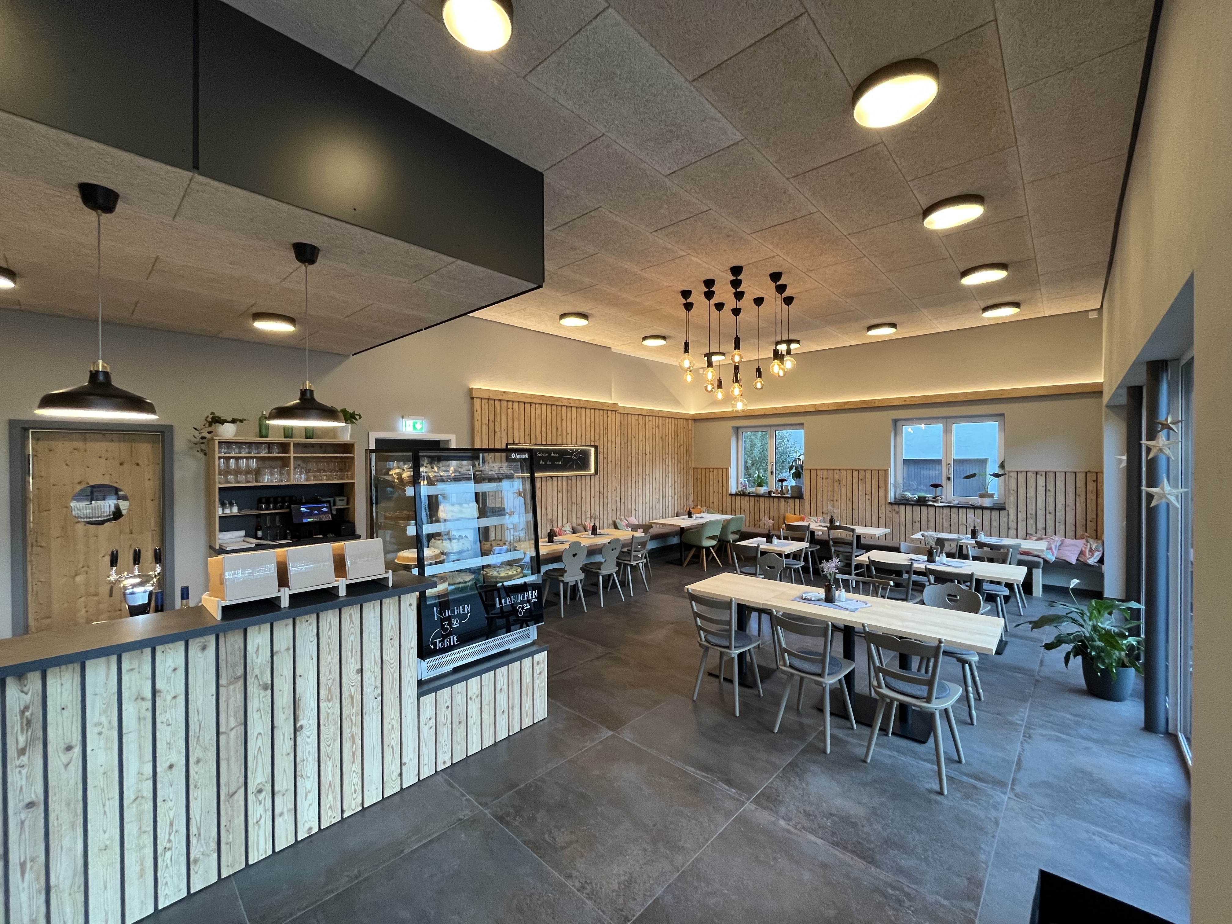 Allgäuer Genusstage-Gastronomie-Illerhof-Am Eingang mit Blick ins Kaffee